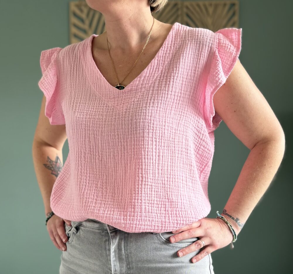 Blouse gaze de coton rose à manches volantées
