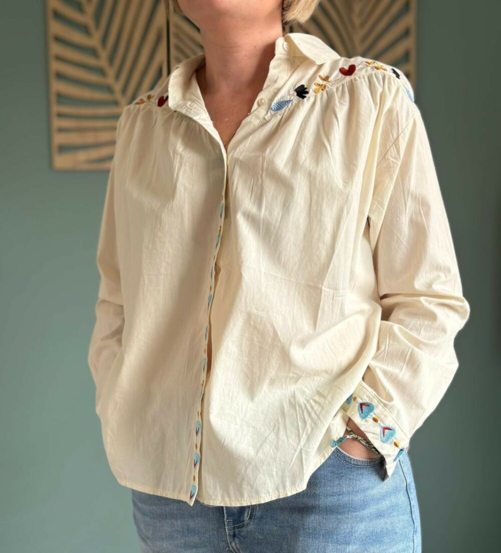 Chemise beige brodée