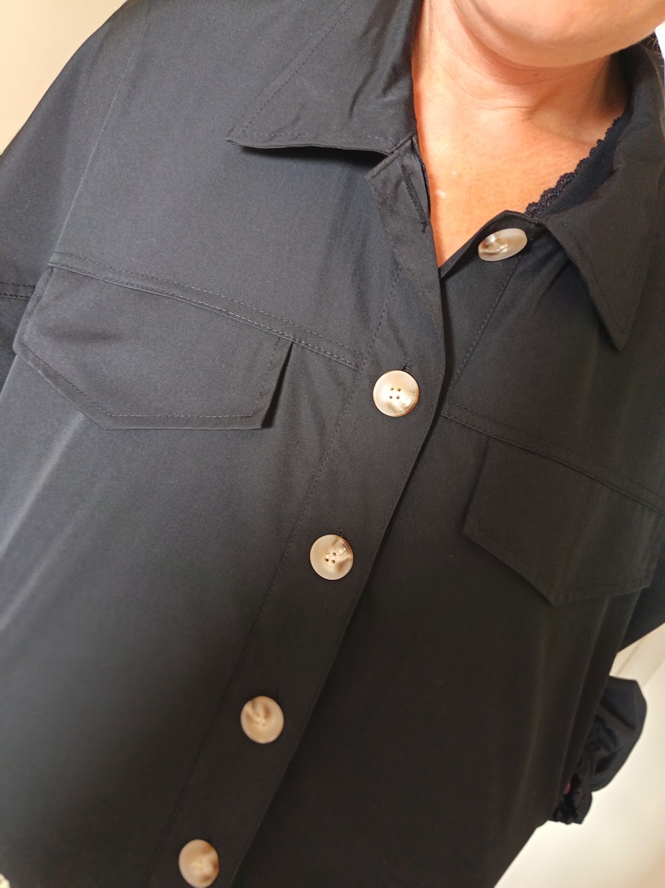 🖤 Veste noire à boutons nacrés – Taille unique